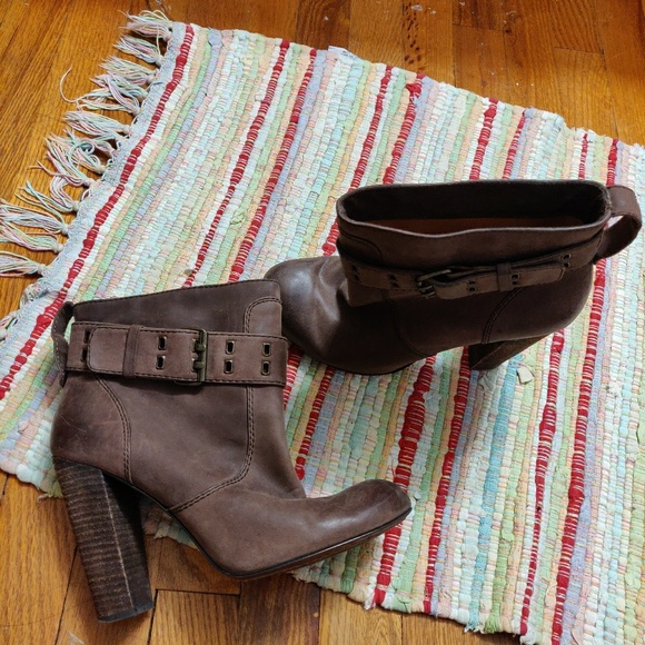 No 704b. Erin Brown Belt Heel Ankle Boots Size 9.5 - Picture 2 of 4